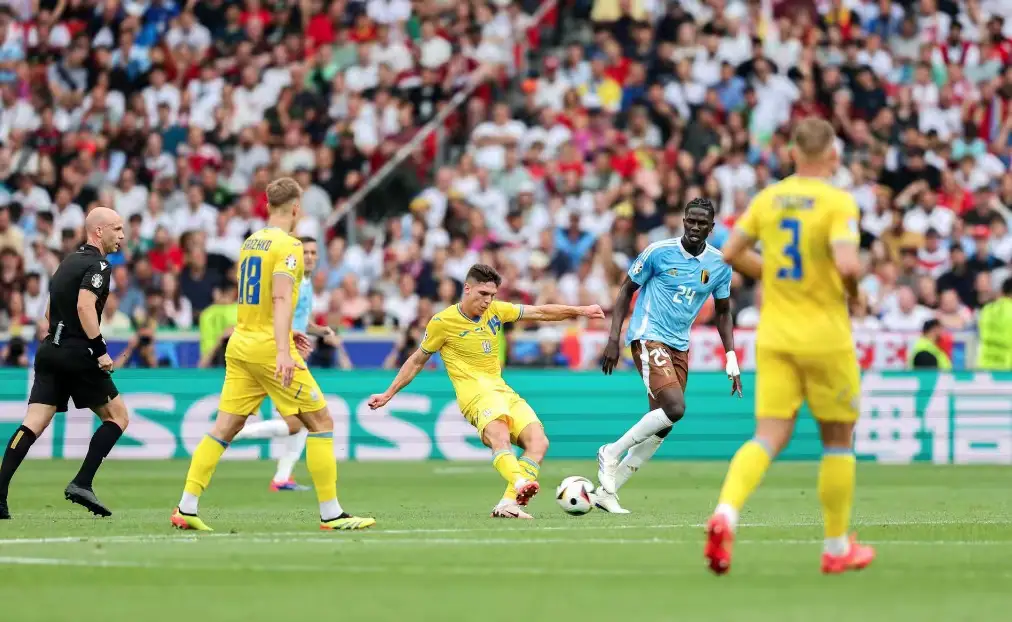 开云体育在线-IG绝杀EG，Bin成为全场焦点八强赛2:1（柏林）